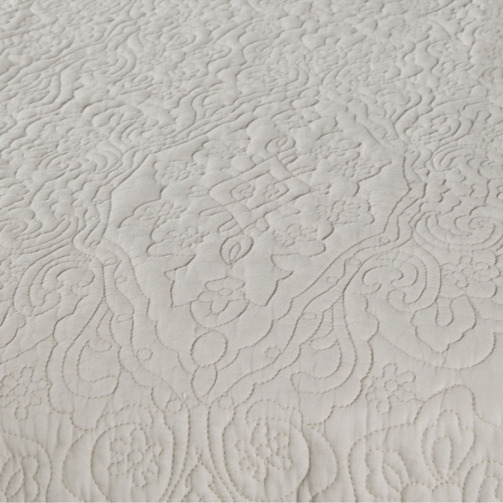 🎉LAST‎ PIECE🎉TAHARI HOME Embroidered Floral Quilt Set - Picture 2 of 7